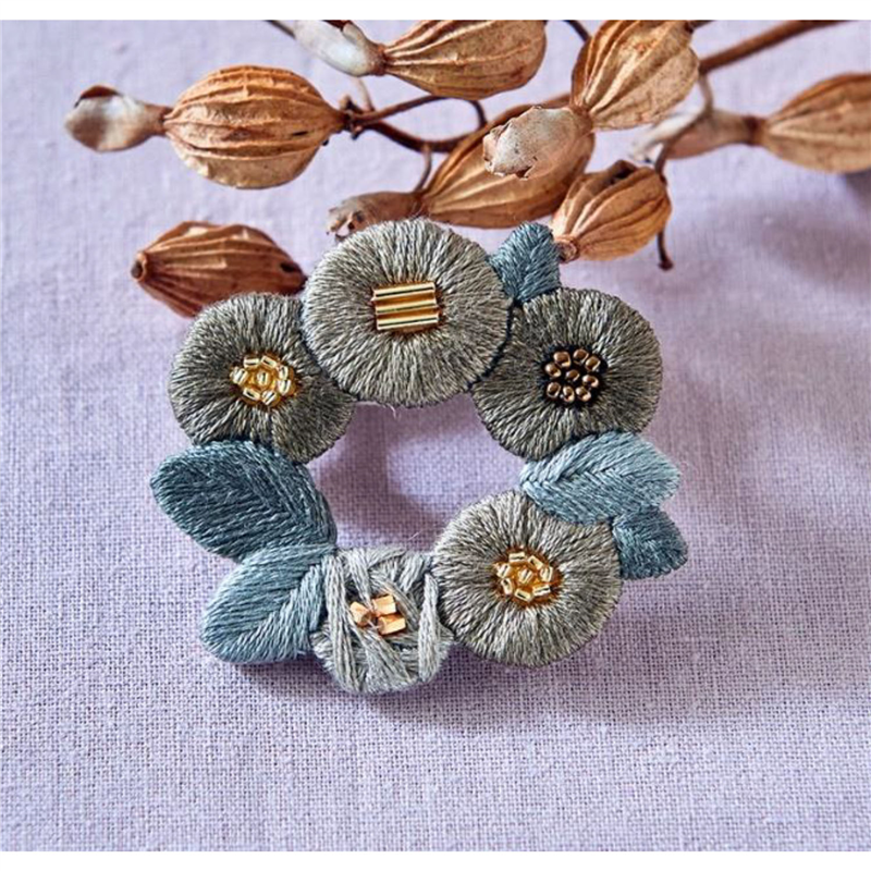 piece 刺しゅうキット k.omoNo fioret wreath brooch ブローチ kahki PHC-034-3 1個(ご注文単位1個)【直送品】