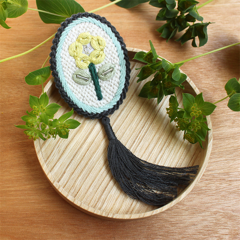 ピース(Piece) 刺しゅうキット 「K.omoNo ichirin frame brooch」-sky gray- PHC-116-2 1袋（ご注文単位1袋）【直送品】