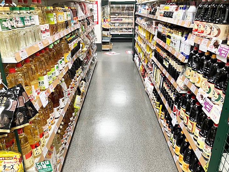 中区錦にあります名古屋店です。1階「プロの食材の店　A-PRICE名古屋店」2階から6階までは、包装用品・食品包材・通販資材・文具事務用品・日用品などシモジマ最大級の品揃えとなっております。当店はお客様の発見、価値の提供と問題解決ができる店を目指しております。皆様のご来店心よりお待ちしております。