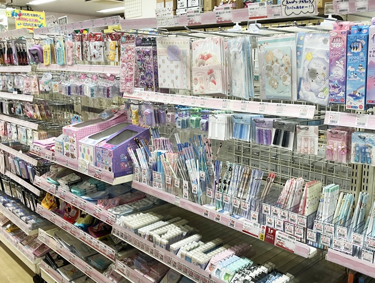 浅草橋本店は包装用品、店舗用品、文具・事務用品を扱う専門店です。<br>商品アイテムも５万点以上の品揃え！ギフトなどの包装以外にも食品包材(使い捨て弁当容器など)にも強みを持った店舗となっております。