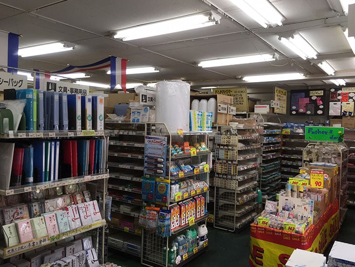 山口県下では数少ない「包装資材の店舗販売専門店」で、業者様からご好評を博しております。文具・食品容器他、品揃えも充実しており、会社関係・バザーなど各種団体のご利用も多く、山口県下及び地方発送も承っております。まずはＦＡＸで気軽にご相談を！