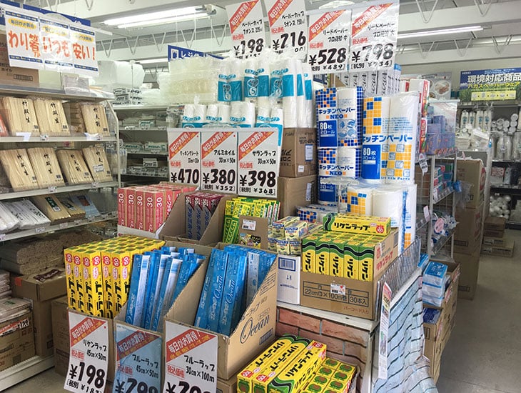 こんにちは！当店は一般の方から業者の方まで幅広く喜んでいただけるお店を目指しています。町内会のイベントや学校行事でご利用いただける商品も沢山あり、文房具も充実しております。また、店内にない商品はお取り寄せも可能です！お気軽におたずね下さい。