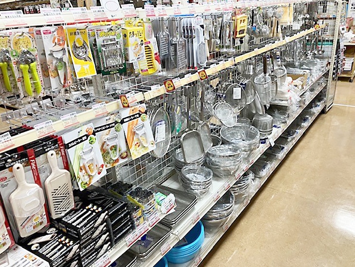 中区錦にあります名古屋店です。1階「プロの食材の店　A-PRICE名古屋店」2階から6階までは、包装用品・食品包材・通販資材・文具事務用品・日用品などシモジマ最大級の品揃えとなっております。当店はお客様の発見、価値の提供と問題解決ができる店を目指しております。皆様のご来店心よりお待ちしております。