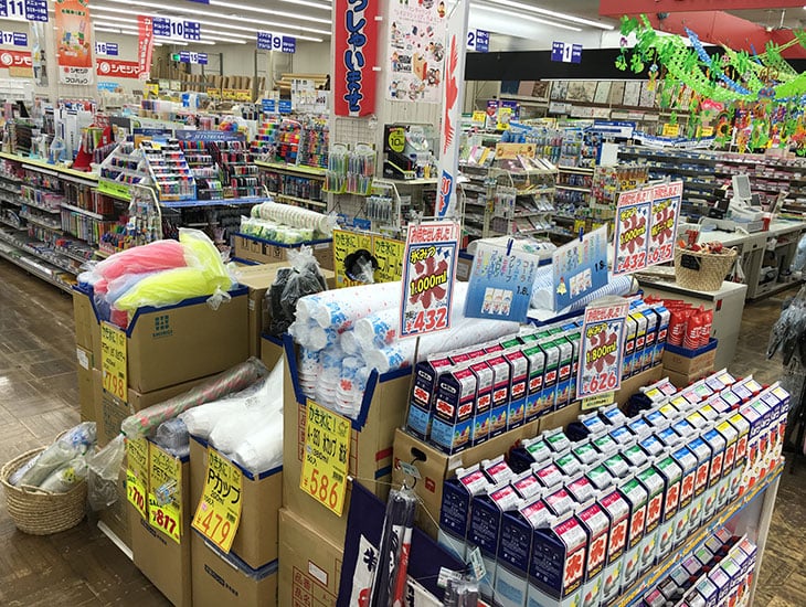 シモジマ ニューポートひたちなか店では、食品包装資材、ラッピング用品、店舗用品、事務用品など約16000種類以上の商品を取り揃えております。ディスプレイに欠かせない装飾品や小物、 紙袋やビニール袋、シールなどなど・・・ 幅広い展開をしております。造花…お店やお部屋を彩る小花、造花とあなどるなかれ！包装紙…ご要望にお答えして小分けの包装紙揃えました。皆様のご来店心よりお待ちしております。