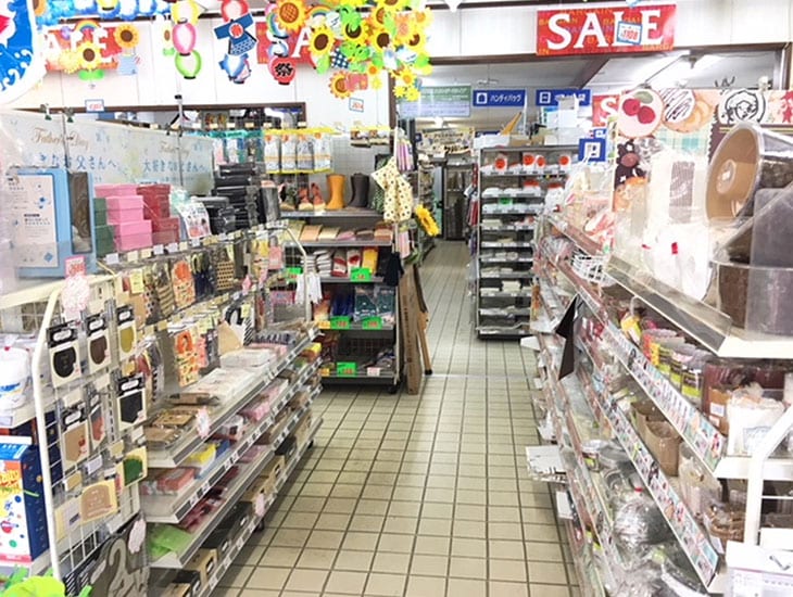 当店では包装資材・食品容器・文具事務用品を多数取り揃えて皆様の御来店をお待ちしております。イベント・季節・お祭り商品も豊富に販売しており、お取り寄せ、名入れも承っております。お気軽にお声掛けくださいませ。皆様のお越しをお待ちしております。