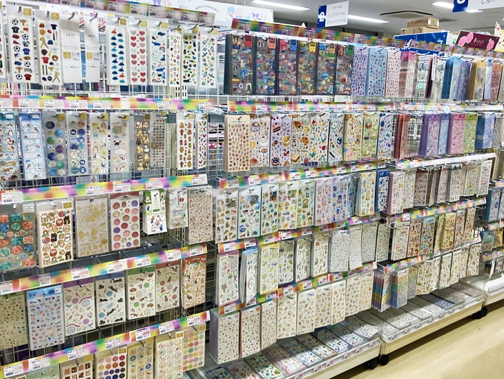 浅草橋本店は包装用品、店舗用品、文具・事務用品を扱う専門店です。<br>商品アイテムも５万点以上の品揃え！ギフトなどの包装以外にも食品包材(使い捨て弁当容器など)にも強みを持った店舗となっております。