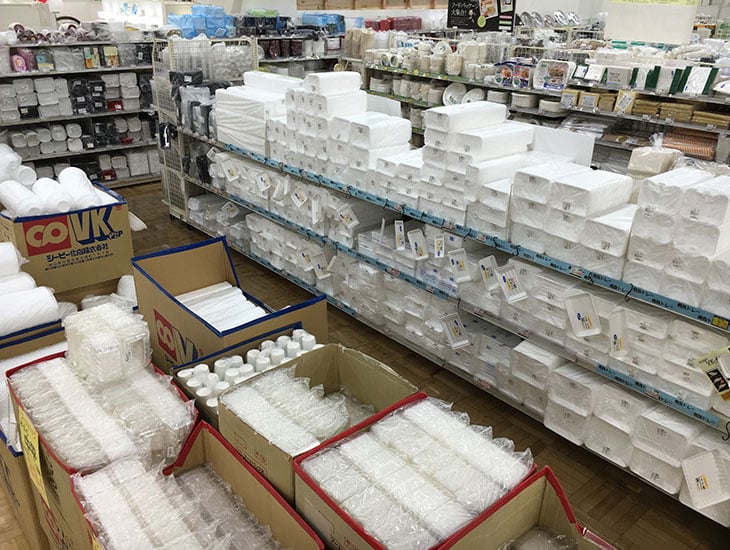 シモジマ ニューポートひたちなか店では、食品包装資材、ラッピング用品、店舗用品、事務用品など約16000種類以上の商品を取り揃えております。ディスプレイに欠かせない装飾品や小物、 紙袋やビニール袋、シールなどなど・・・ 幅広い展開をしております。造花…お店やお部屋を彩る小花、造花とあなどるなかれ！包装紙…ご要望にお答えして小分けの包装紙揃えました。皆様のご来店心よりお待ちしております。