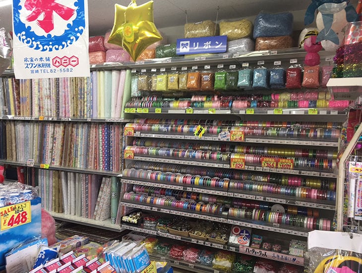当店ではイベント商品も充実しております。イベント用品の他、包装用品、事務用品、食品包材などの品揃えも充実しております。お買上げ3000円以上10ｋｍ以内無料配達致します。是非一度ご来店下さい。