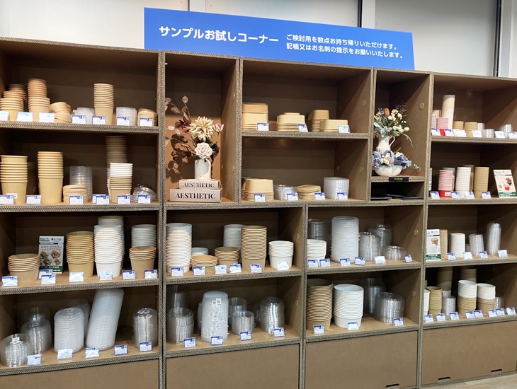 浅草橋本店は包装用品、店舗用品、文具・事務用品を扱う専門店です。<br>商品アイテムも５万点以上の品揃え！ギフトなどの包装以外にも食品包材(使い捨て弁当容器など)にも強みを持った店舗となっております。