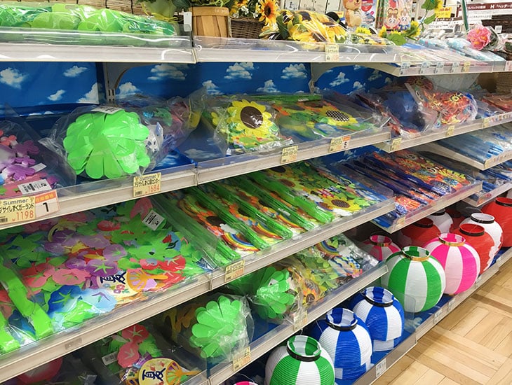 シモジマ ニューポートひたちなか店では、食品包装資材、ラッピング用品、店舗用品、事務用品など約16000種類以上の商品を取り揃えております。ディスプレイに欠かせない装飾品や小物、 紙袋やビニール袋、シールなどなど・・・ 幅広い展開をしております。造花…お店やお部屋を彩る小花、造花とあなどるなかれ！包装紙…ご要望にお答えして小分けの包装紙揃えました。皆様のご来店心よりお待ちしております。
