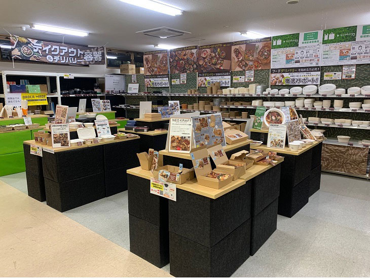 当店は、2024年11月29日に1階の一部にて「お菓子のデパートよしや西大路五条店」がオープン致しました。約300アイテムのお菓子を取り揃えております。従来取り扱いの包装資材・通販資材・食品包材は変わらず約18000アイテム以上、幅広く取り揃えております。3Ｆには、テイクアウト用品のサンプル展示場もご用意しており、実際に触ってお試し頂けます！皆様のご来店をお待ちしております。